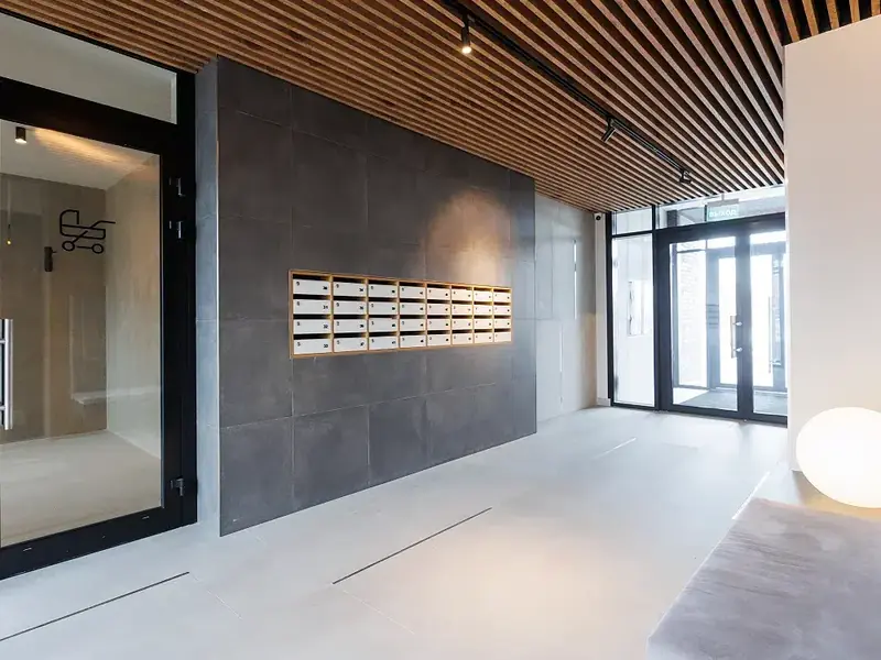 Hall d'entrée d'immeuble propre après l'entretien de copropriété