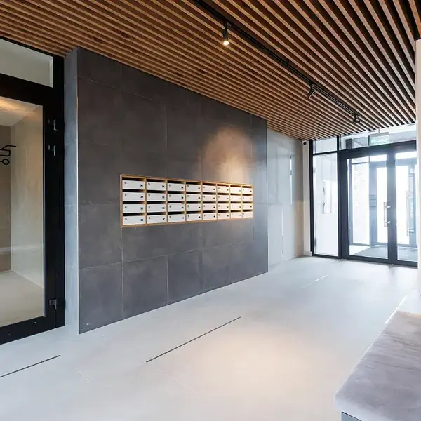 Hall d'entrée d'immeuble propre et lumineux