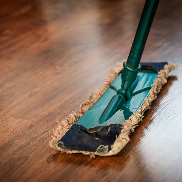 Lavage d'un parquet avec une frange microfibre