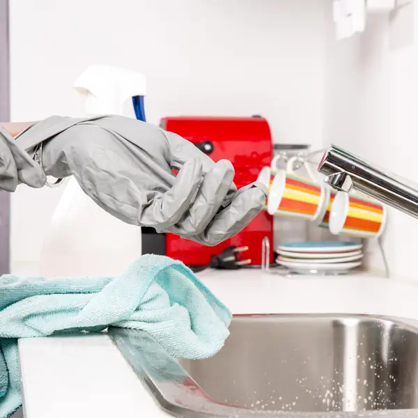Nettoyage d'un robinet et d'un évier de cuisine