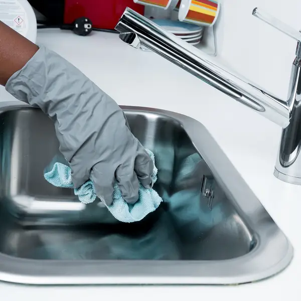 Nettoyage d'un évier inox avec gants et chiffon microfibre