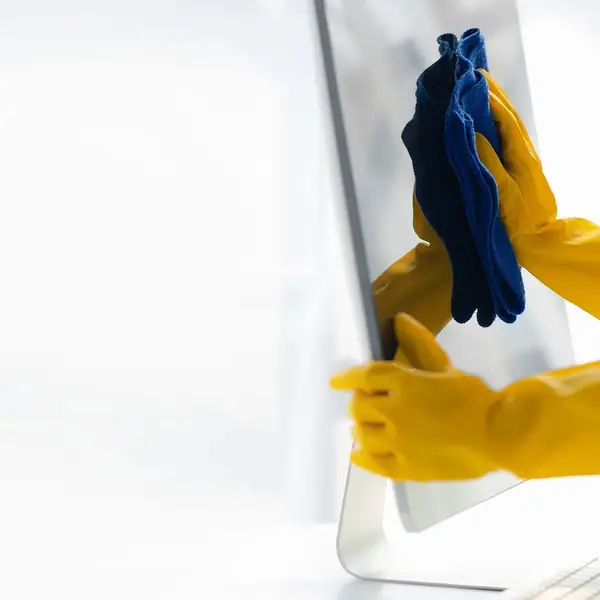 Nettoyage d'une vitre avec gants et chiffon microfibre