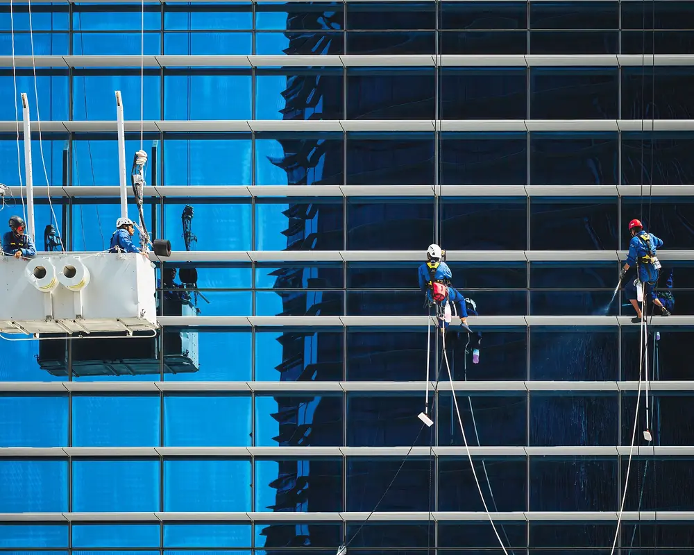 Laveurs de vitres sur la façade d'un immeuble de bureaux