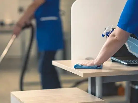 Nettoyage d'un poste de travail lors d'un nettoyage de bureaux